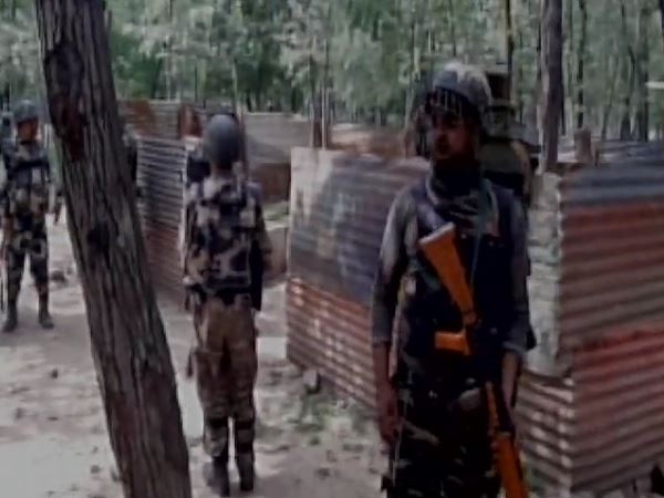 पुलवामा में 3 आतंकी ढेर, माछिल सेक्टर में मारे गए आतंकियों के पास से मिले चीनी हथियार पुलवामा में 3 आतंकी ढेर, माछिल सेक्टर में मारे गए आतंकियों के पास से मिले चीनी हथियार