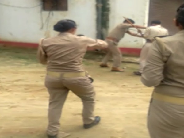 VIDEO: हट जाओ! यूपी पुलिस लड़ रही है...इसके बाद गाड़ी का शीशा भी तोड़ेगी VIDEO: हट जाओ! यूपी पुलिस लड़ रही है...इसके बाद गाड़ी का शीशा भी तोड़ेगी