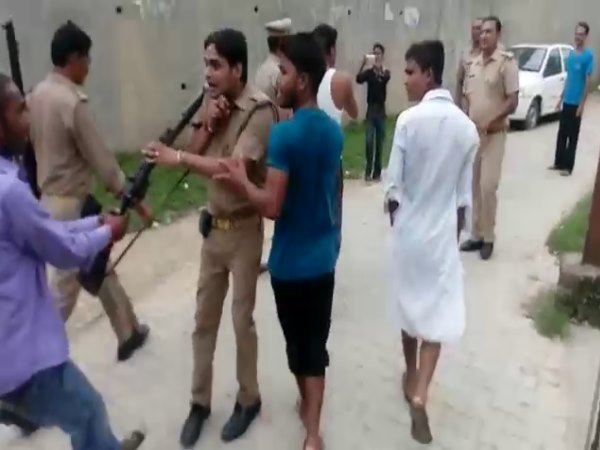 VIDEO: पब्लिक से बचकर पुलिस को क्यों दौड़ना पड़ा, आखिर क्यों छीनी जाने लगी बंदूक?