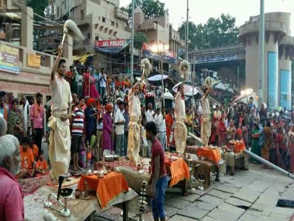PICs: चंद्र ग्रहण से टूटी काशी में 26 साल पुरानी परंपरा