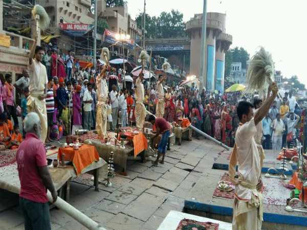 PICs: चंद्र ग्रहण से टूटी काशी में 26 साल पुरानी परंपरा