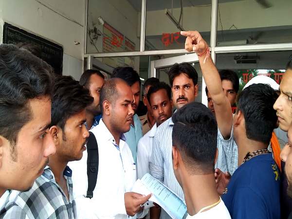 Hindu Yuva Wahini fight with Doctor in Hospital