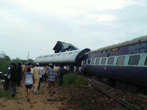 UP में एक और ट्रेन हादसा: डंपर से टकराई कैफियत एक्सप्रेस, 10 डिब्बे पटरी से उतरे