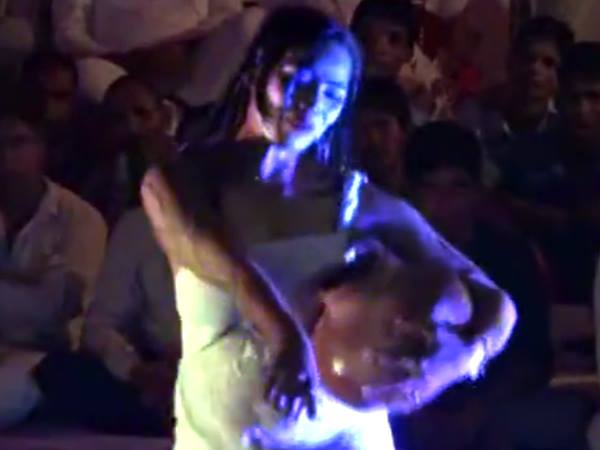 स्थानीय लोग आयोजकों से नाराज