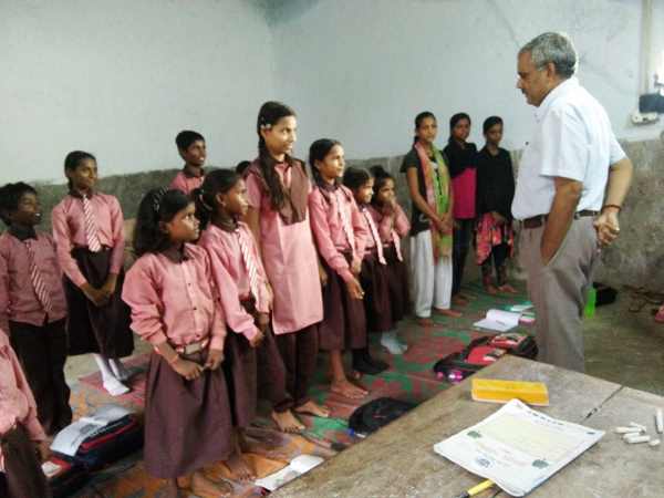 सीएम के दौरे वाले दिन भी आये थे बच्चो को पढ़ाने 