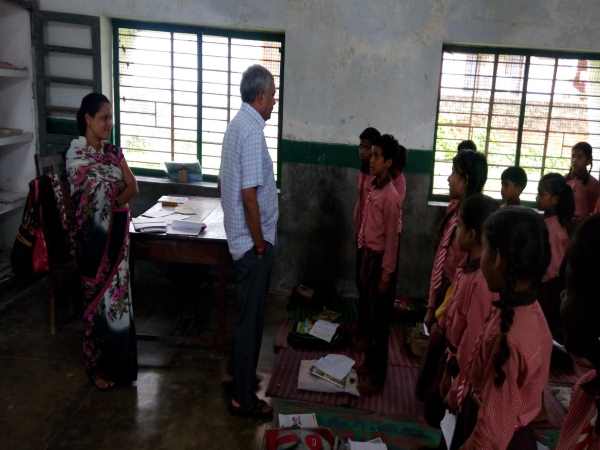 बच्चो के साथ खाते हैं मिड-डे-मिल का खाना 