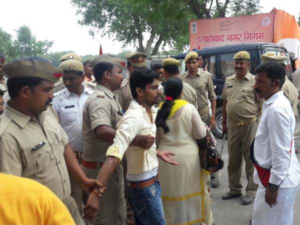 सीएम के काफिले के सामने विरोध प्रदर्शन