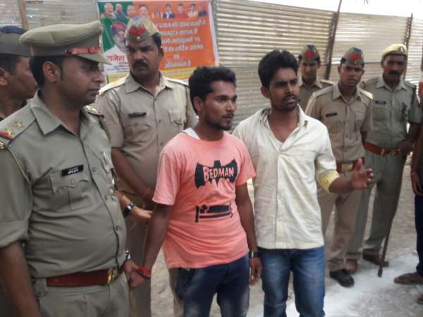 दो युवकों को पुलिस ने दबोचा