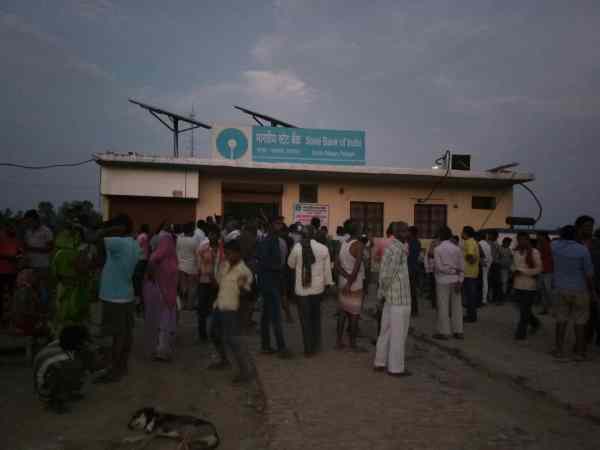 महिला को देखकर मैनेजर भड़क गया महिला को देखकर मैनेजर भड़क गया