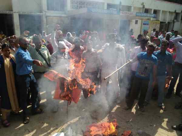 शिक्षामित्रों ने 10 हजार मानदेय को झुनझुना बताया