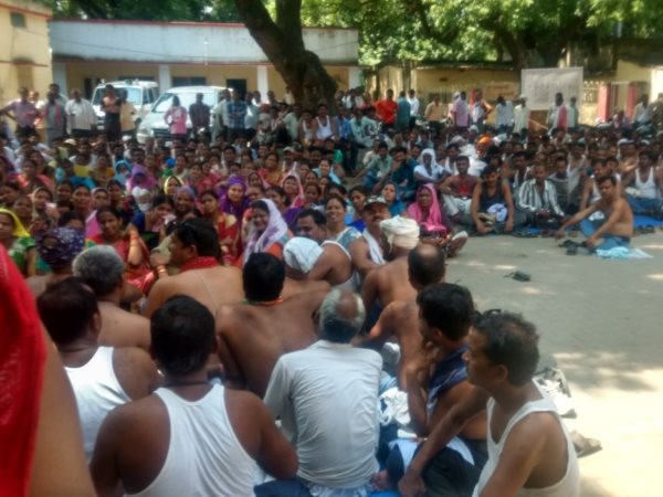 बरेली में शासनादेश को फूंका