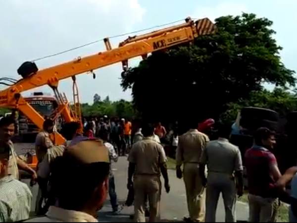 क्रेन की मदद से निकाल गए लोग क्रेन की मदद से निकाल गए लोग