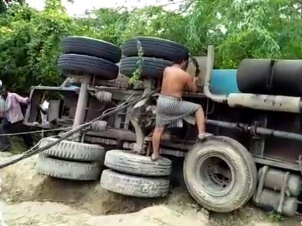 हादसे में करीब आधा दर्जन लोग घायल हादसे में करीब आधा दर्जन लोग घायल