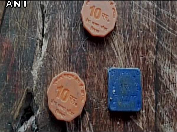 डेरे के अंदर मिले 1 और 10 रुपए के सिक्के