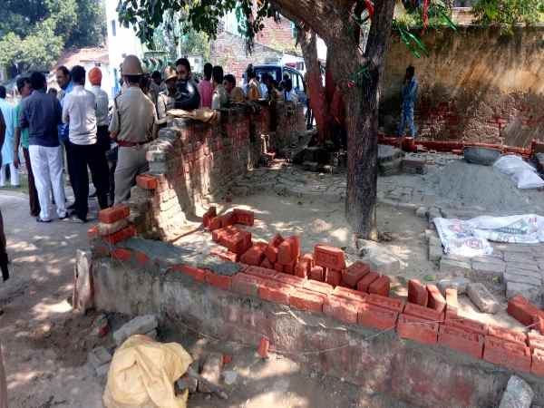 कैबिनेट मंत्री से मिले लोग