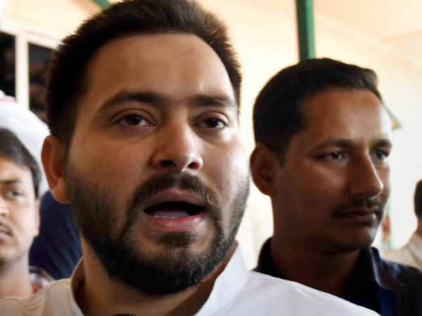 नीतीश पर तेजस्वी ने बोला हमला नीतीश पर तेजस्वी ने बोला हमला