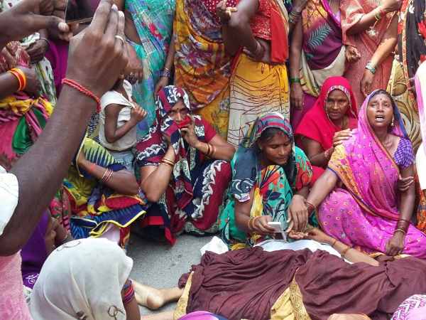 ट्रैक्टर से बाइक को मारा धक्का ट्रैक्टर से बाइक को मारा धक्का