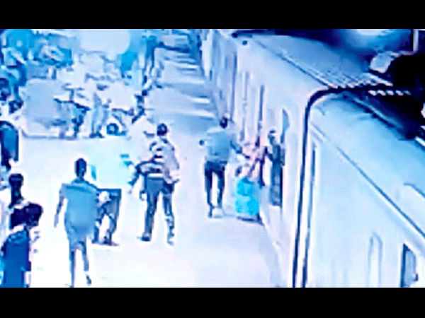 चलती ट्रेन में चढ़ने की कोशिश