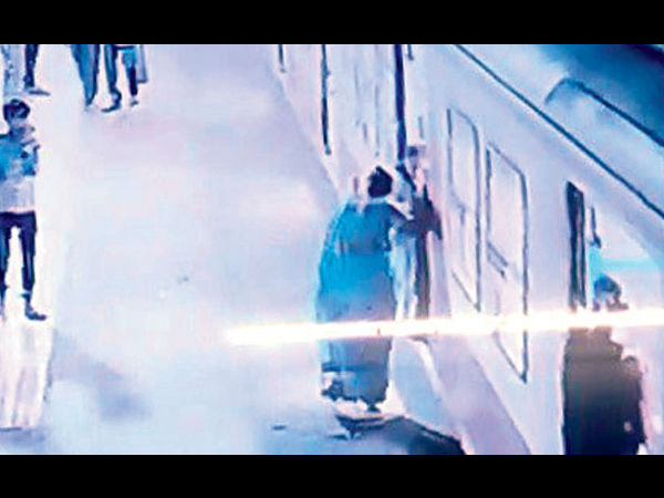 रेलवे पुलिस फोर्स के जवान ने बचाई जान 