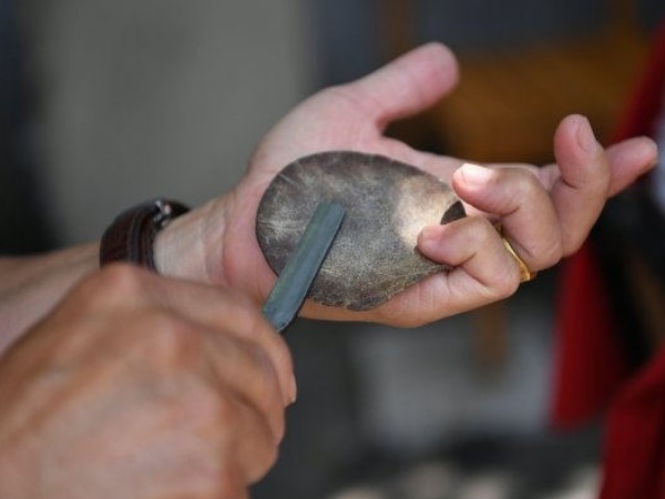 ब्लेड से करते हैं आंखों की सफाई