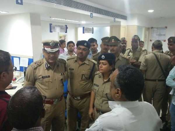 तमंचा तानकर छीन ले गए नोटों का बैग