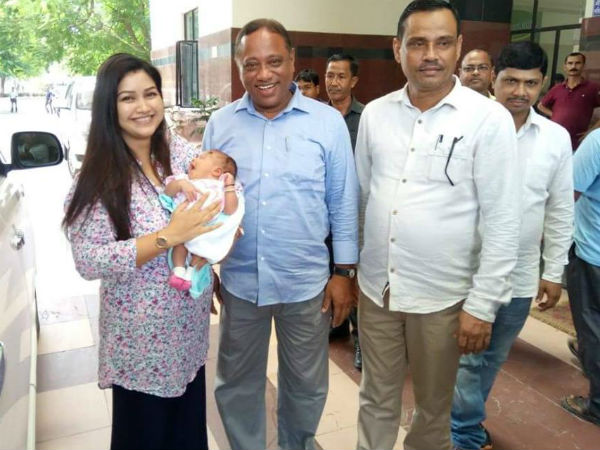 निभा चुकी हैं बेनजीर भुट्टो का किरदार