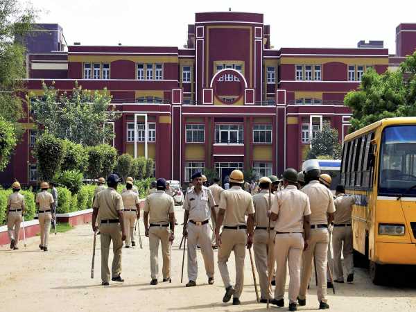 स्कूल में थे सुभाष