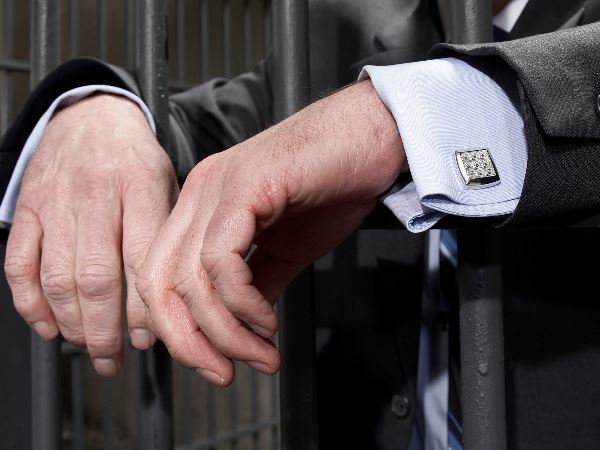 फाइनेंस को लेकर अक्सर रहे हैं विवादों में...