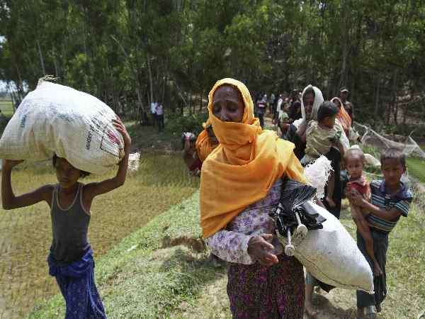 3 लाख से ज्यादा लोग बांग्लादेश में ले चुके हैं शरण 3 लाख से ज्यादा लोग बांग्लादेश में ले चुके हैं शरण