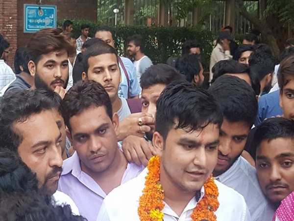 नामांकन हो गया था खारिज