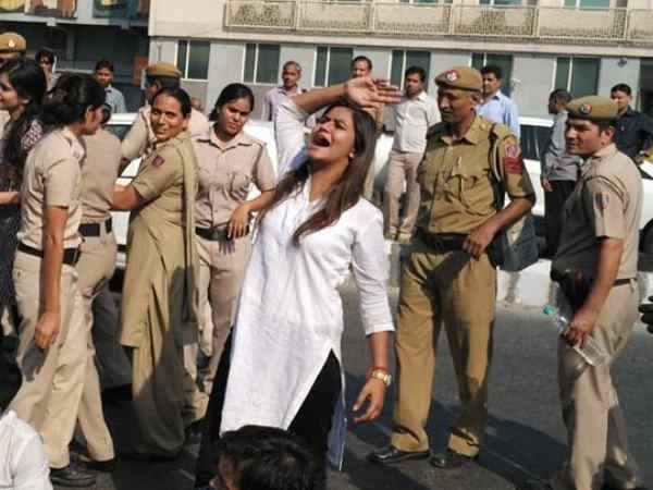 टीचर को धक्का देने का आरोप