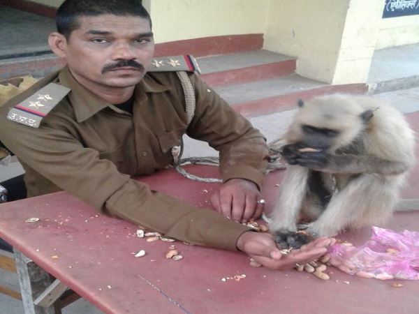 पुलिसवाले की दोस्ती पर होती है चर्चा