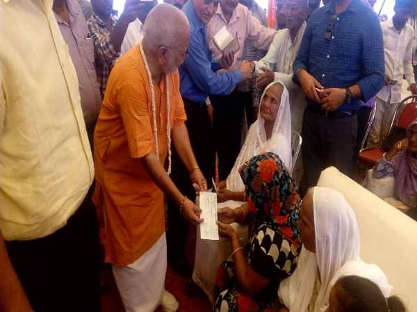 स्वामी चिन्मयान्नद ने दिया चेक स्वामी चिन्मयान्नद ने दिया चेक