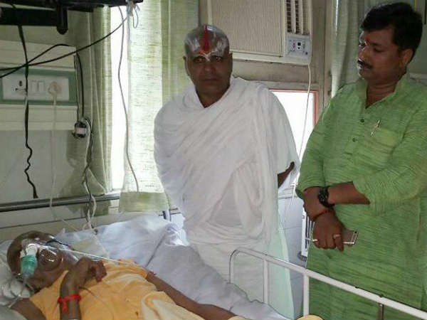 हर समुदाय के लोग मिलने के लिए पहुंचे