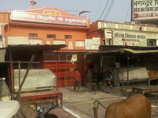 दुकानों को बंद किया गया