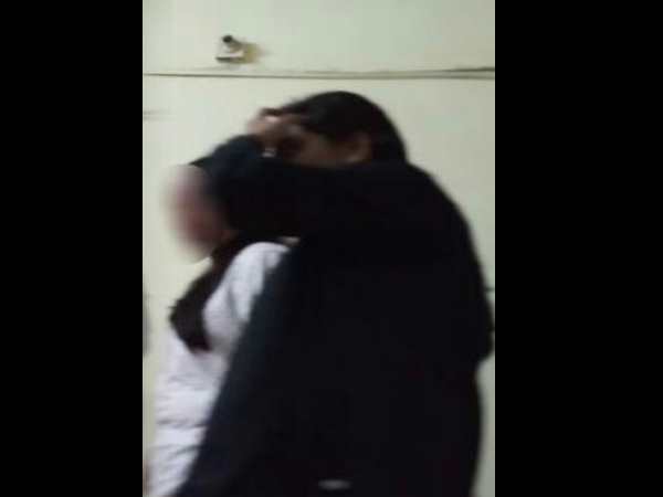 हॉस्टल में एक साथ सोती थीं