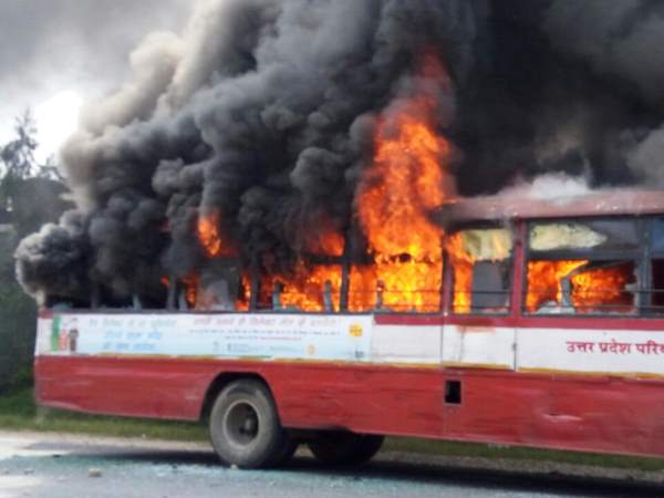 आक्रोशित छात्रों ने की आगजनी