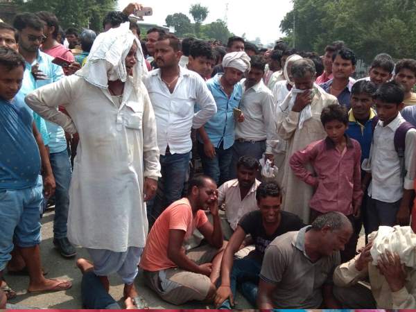 मौके पर भगदड़, लोगों को लगी चोटें