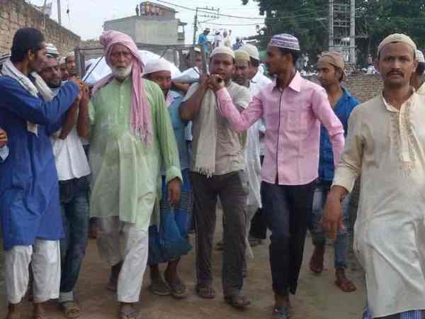 जनाजे में शामिल हुए कई लोग