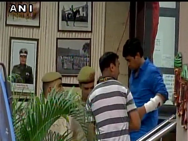 फर्जी अधिकारियों की धुनाई फर्जी अधिकारियों की धुनाई