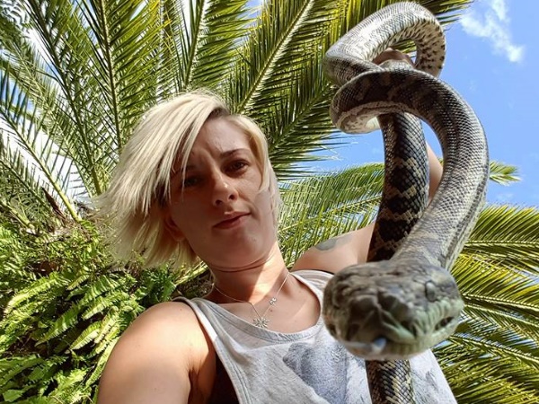 सांपों के साथ लेते हैं ऐसी सेल्फी