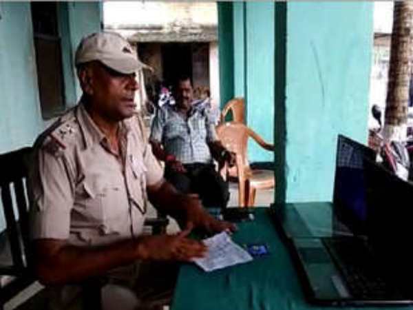 बेटी के अश्लील वीडियो को बाजार में बेचा बेटी के अश्लील वीडियो को बाजार में बेचा