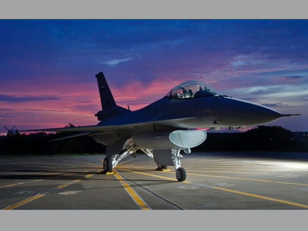 अमेरिका ने उड़ाए फाइटर जेट