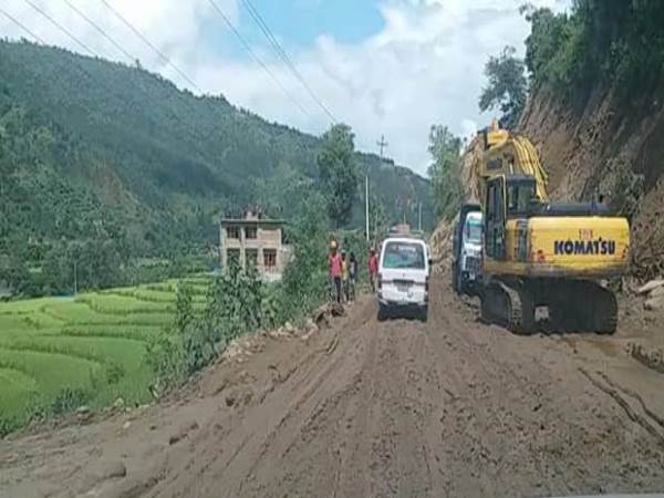 नेपाल के पहाड़ी रास्तों के बीच...