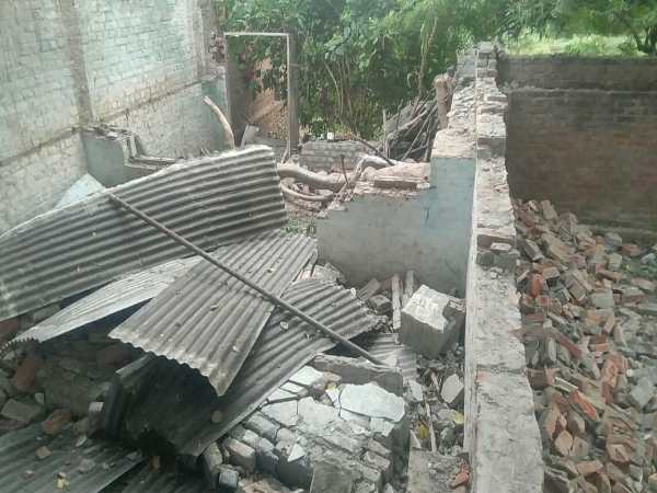 घर तोड़कर सामान ले गए माफिया