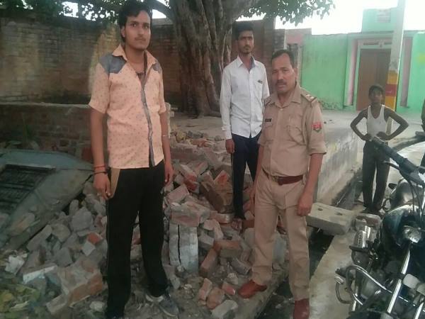 पुलिस ने दर्ज किया मुकदमा, तलाश जारी