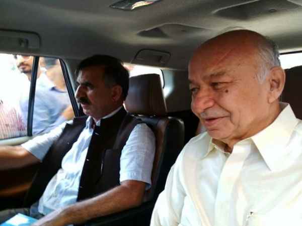 चुनाव न लड़ने की वीरभद्र ने दी धमकी