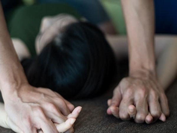 अकेली मां-बेटी देख दरिंदे करने लगे तंग