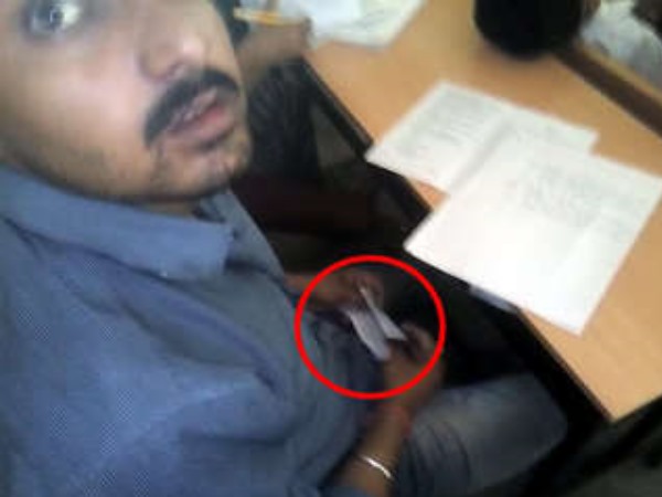 शिक्षक ही करवा रहे थे नकल