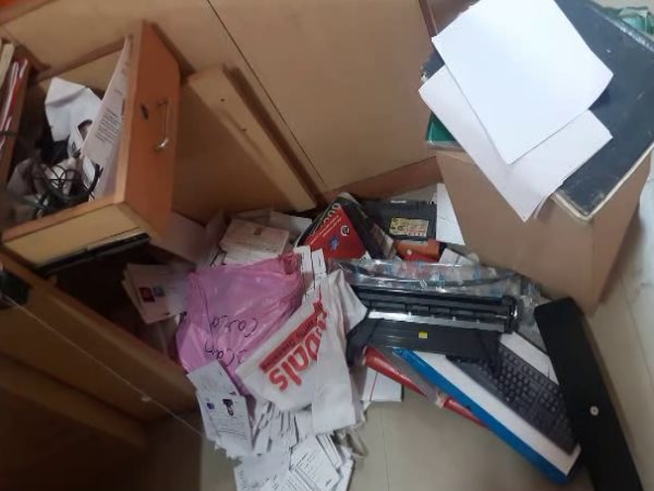 रातों रात चोरों ने खोद दी 10 फिट लंबी सुरंग रातों रात चोरों ने खोद दी 10 फिट लंबी सुरंग
